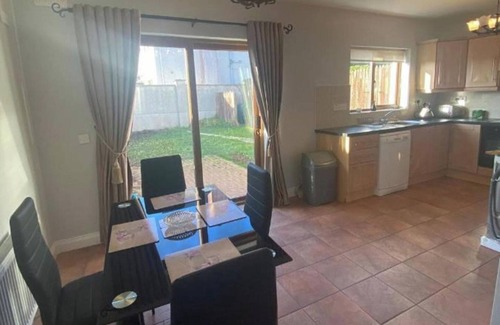 Dromahair House | 3 Bed-Sleeps 5-Garden-Parking-Pets