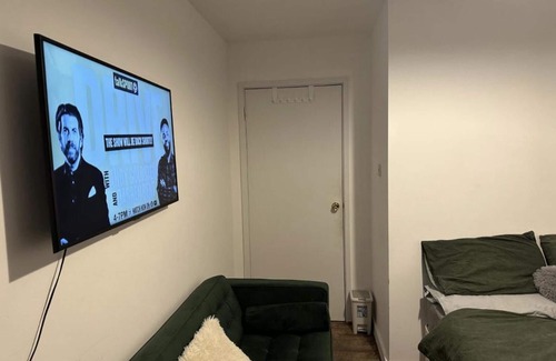 Welsh Harp Apartment | 3 Bed, Sleeps 5, Wifi, Free Parking