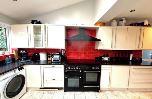 Tatenhill House | 3 Bed-Sleeps 6-Hot Tub-Pet Friendly-Parking