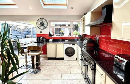 Tatenhill House | 3 Bed-Sleeps 6-Hot Tub-Pet Friendly-Parking