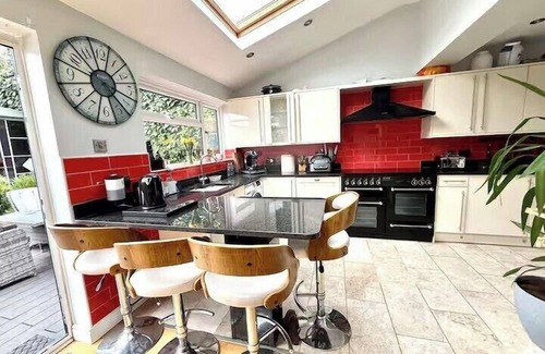 Tatenhill House | 3 Bed-Sleeps 6-Hot Tub-Pet Friendly-Parking