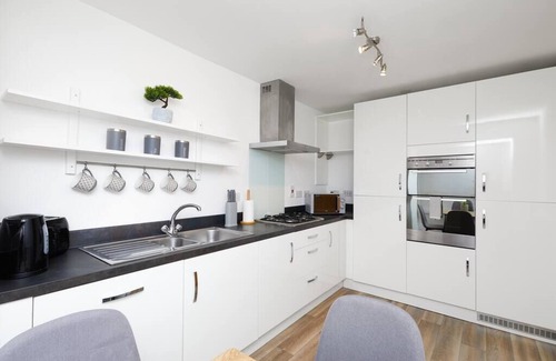 Derby House | 3 Bed Townhouse Haven - Steps from Royal Derby Hospital, Driveway Parking