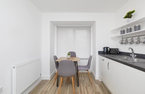 Derby House | 3 Bed Townhouse Haven - Steps from Royal Derby Hospital, Driveway Parking