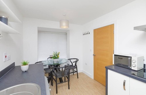 Derby House | 3 Bed Townhouse Haven - Steps from Royal Derby Hospital, Driveway Parking