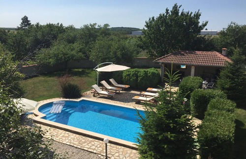 Dobrich Villa | 3 bed villa (sleeps 6-8), heated pool, a/c, garden, village location, by sea