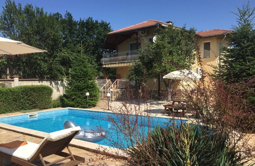Dobrich Villa | 3 bed villa (sleeps 6-8), heated pool, a/c, garden, village location, by sea
