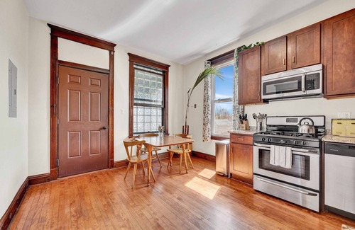 Berwyn Condo | 3 Bed Vintage Condo In Chicagolands Trendy Berwyn 3 Bedroom Condo by AllSet Turnover