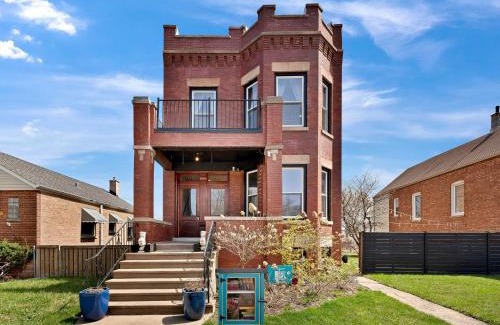 Berwyn Apartment | 3 Bed Vintage Condo in Chicagolands Trendy Berwyn condo
