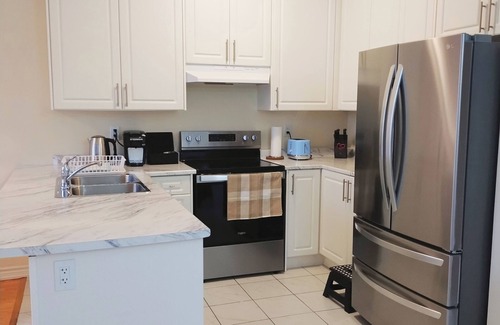 Courtice House | 3 Bedr for 6 Sleep townhome in Courtice 15% 0ff