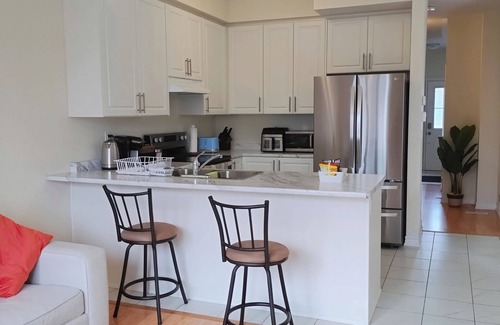 Courtice House | 3 Bedr for 6 Sleep townhome in Courtice 15% 0ff