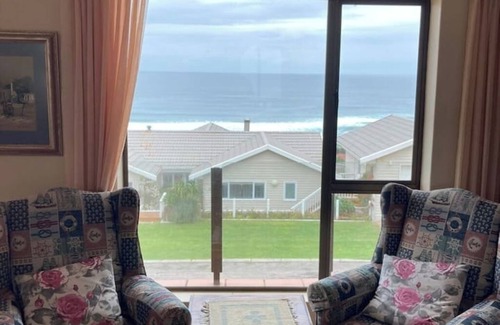 Glentana House | 3-Bedr Holiday Home, 5-min Walk to Beach, Seaview!