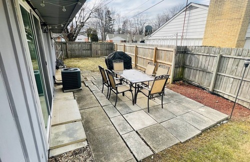 Muncie House | 3 bedroom 1.5 bath house. Walkable to BSU and many restaurants, ping pong table