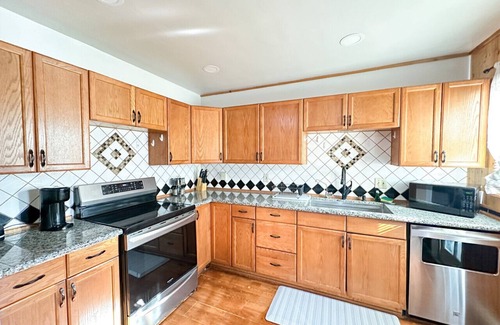 Visalia House | 3 bedroom, 1 bath home that is located on the country side of Visalia near freeway 99.
