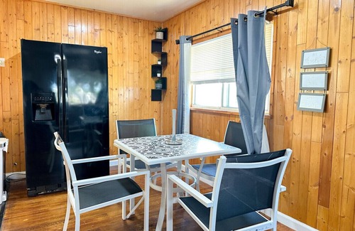 Visalia House | 3 bedroom, 1 bath home that is located on the country side of Visalia near freeway 99.