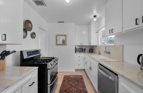 Hawthorne House | 3 Bedroom 1 Bath Mural Oasis in El Camino Village- Lawndale CA