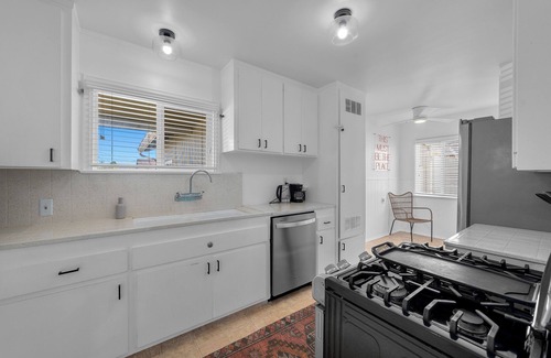 Hawthorne House | 3 Bedroom 1 Bath Mural Oasis in El Camino Village- Lawndale CA