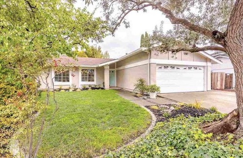 Fremont House | 3-bedroom 15 mins-Facebook,11 mins-BART,huge yard!