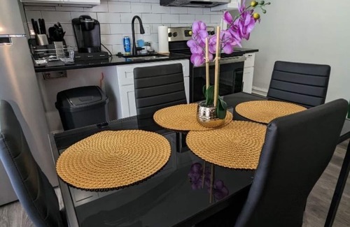 Primos Secane Apartment | 3-bedroom 1bath Luxury house with parking WiFi, AC in fabulous Philadelphia.