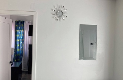 Primos Secane Apartment | 3-bedroom 1bath Luxury house with parking WiFi, AC in fabulous Philadelphia.