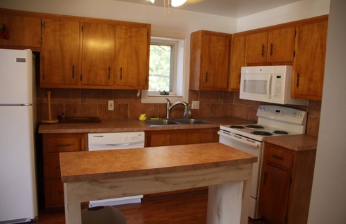 Surf City House | 3-bedroom, 2 1/2 Bath, A/C, Sleeps Up to 8 (10 houses from beach!)