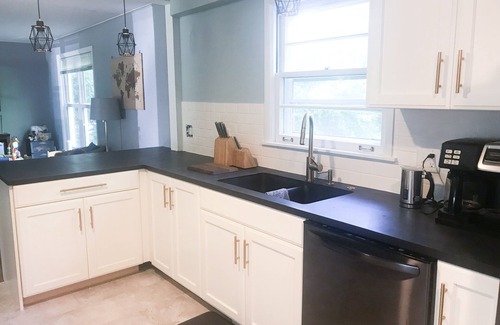 Neenah House | 3 bedroom 2.5 bath fully renovated quiet home for EAA