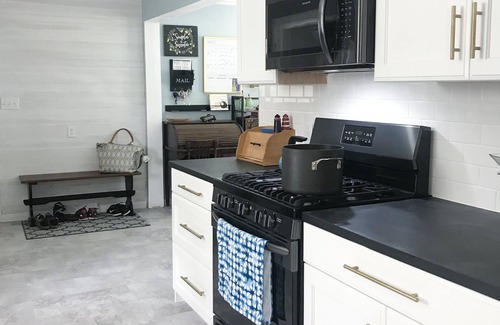 Neenah House | 3 bedroom 2.5 bath fully renovated quiet home for EAA
