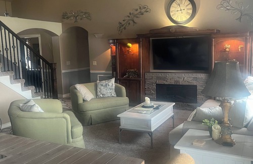 Hooper House | 3 Bedroom 2.5 bath main level Home with Hot Tub