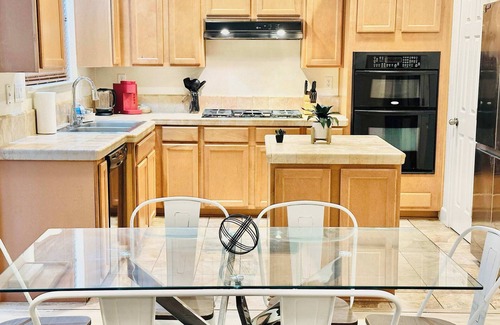 Reno House | 3-bedroom/2.5bath/5TVs/Sleeps 11
