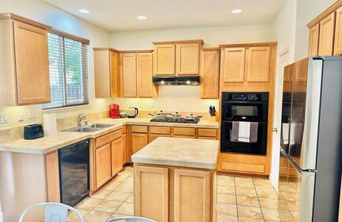 Reno House | 3-bedroom/2.5bath/5TVs/Sleeps 11