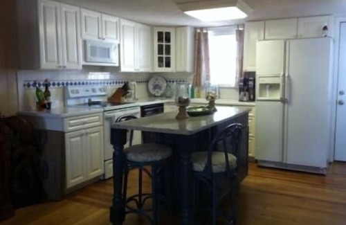 Ocean Isle Beach Cottage | 3 Bedroom/2 Bath , Beautiful Cottage W/Dock and Quick Walk to Beach/Dining