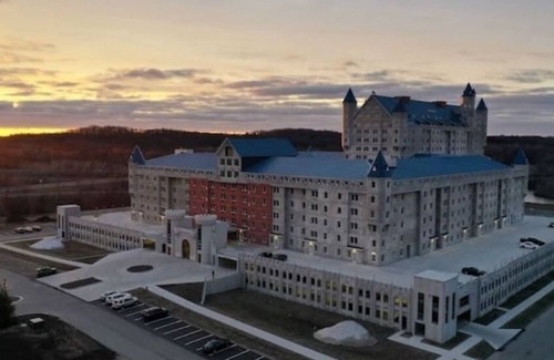 Grandville Apartment | 3 bedroom, 2 bath apartment. In Castle! With pool! Close to GR and lakeshore