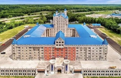 Grandville Apartment | 3 bedroom, 2 bath apartment. In Castle! With pool! Close to GR and lakeshore