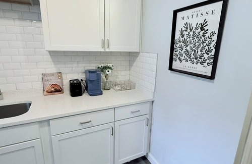 Oak Park Apartment | 3-bedroom, 2 bath apartment, parking included-25 min to downtown Chicago