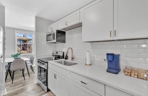 Oak Park Apartment | 3-bedroom, 2 bath apartment, parking included-25 min to downtown Chicago