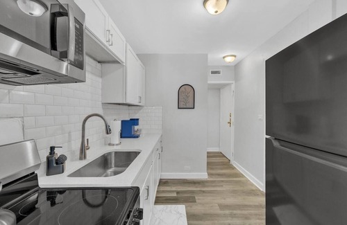 Oak Park Apartment | 3-bedroom, 2 bath apartment, parking included-25 min to downtown Chicago