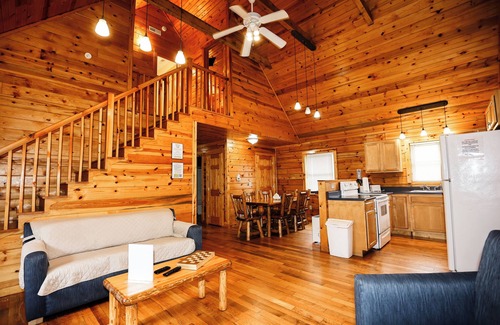 Blue Jay Cabin | 3 Bedroom 2 Bath Cabins (Beaver, WV)