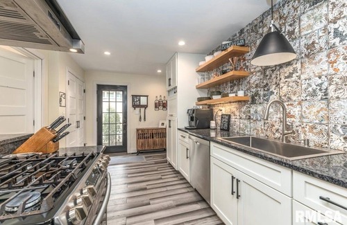 Port Byron House | 3 bedroom 2 bath home with beautiful river views and wrap around deck