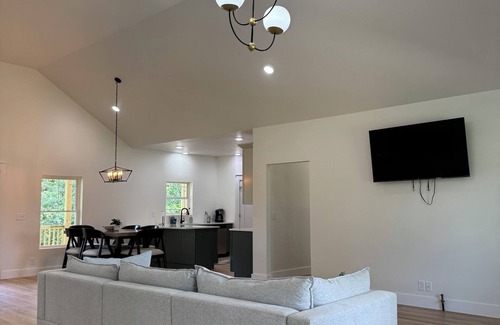 Dickson House | 3 bedroom 2 bath home in west Dickson with beautiful views!