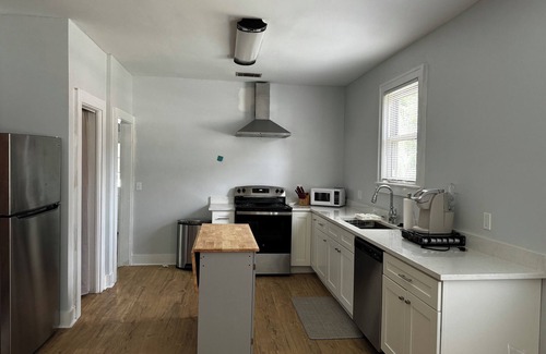 Thunderbolt House | 3-bedroom/2 Bath house in charming Thunderbolt, GA. Come and enjoy your stay.
