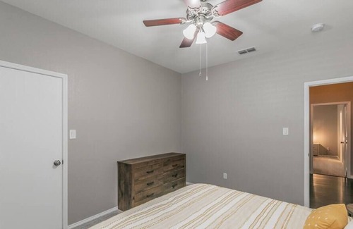 Roanoke House | 3 Bedroom 2 Bath Professionally Hosted