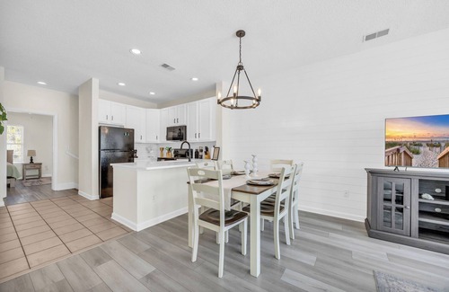 Red Hill Apartment | 3 bedroom 2 bath, Southern and beach style apt comfortable for whole family n