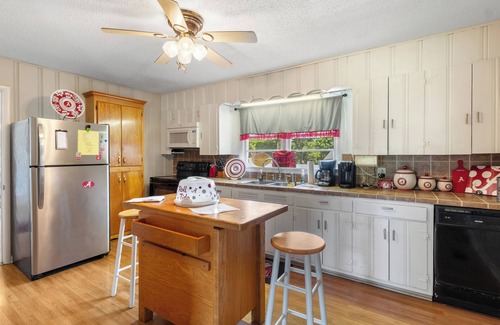 Taylorville House | 3-bedroom/2-bath Tropical Paradise house minutes from downtown and the stadium.
