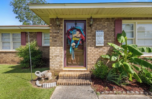 Taylorville House | 3-bedroom/2-bath Tropical Paradise house minutes from downtown and the stadium.