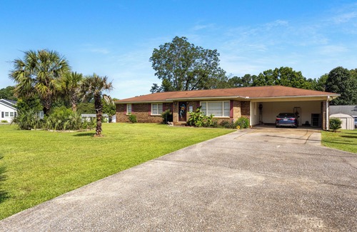 Taylorville House | 3-bedroom/2-bath Tropical Paradise house minutes from downtown and the stadium.