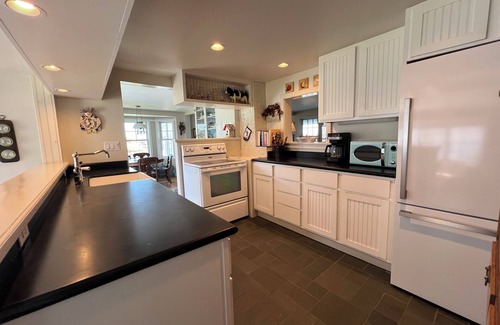 Mid-Coast and Islands Cottage | 3 bedroom, 2 bathroom classic Maine cottage with ocean views into Mackerel Cove