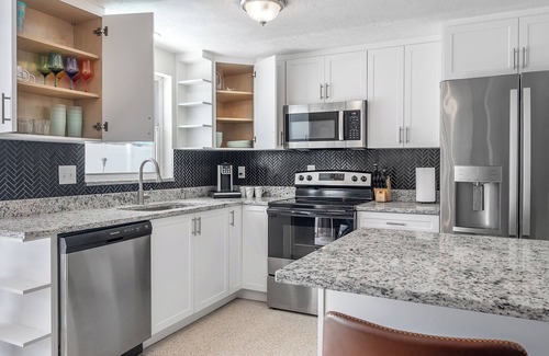 Palm Harbor House | 3 Bedroom 2 Bathroom HEATED POOL home with putting green! Pet Friendly