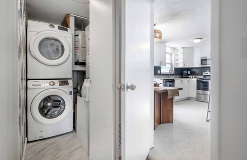 Palm Harbor House | 3 Bedroom 2 Bathroom HEATED POOL home with putting green! Pet Friendly
