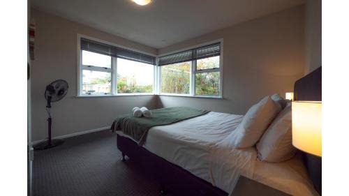 Pakuranga Heights House | 3-bedroom 2-bathroom Bright & Sunny Family home