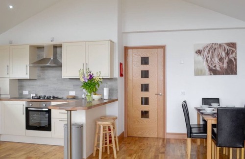 Fintry House | 3 bedroom 2 bathroom Clyde lodge with hottub and excellent views