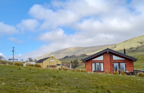 Fintry House | 3 bedroom 2 bathroom Clyde lodge with hottub and excellent views